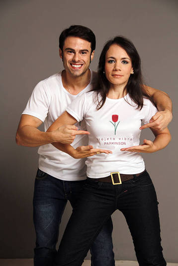 Apesar de ter tido a certeza do diagnóstico quando tinha 36
anos, Danielle conta que os sintomas surgiram quando ela ainda estava com 30 —
logo após uma cirurgia de apendicite
— Começou com um tremor na mão esquerda. Depois subiu para o
braço, e, em seguida, para o braço direito. E aí veio a dificuldade de andar e os desequilíbrios