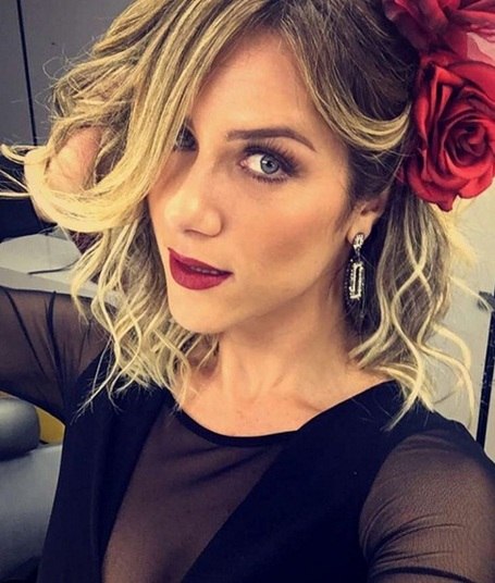 Giovanna Ewbank engrossa a lista. Na semana passada, o nome da atriz foi citado num post da colunista do R7 Fabíola Reipert. A jornalista destacou a participação da mulher de Bruno Gagliasso no programa Amor e Sexo, que decidiu desenterrar uma história antiga, a de que ela não teria deixado o marido fazer uma determinada novela por ciúmes de uma atriz, no caso Cleo Pires.Mas de acordo com a colunista, o caso teria sido abafado com o nome de uma outra atriz. 'E a pobre Mariana Rios, que não tem nada a ver com isso tudo, está sendo usada como “laranja” para que o santo nome de Cleo Pires seja preservado. Giovanna faz a linha amiga de Cleo e não quer ficar mal com ela', disse Fabíola