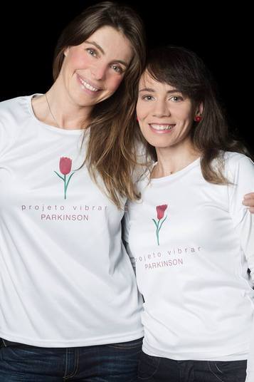 Danielle diz que seus tremores costumam se manifestar quando ela se movimenta. Para evitar que a doença piore, a pesquisadora toma remédios diariamente, além de fazer terapia psicológica, fisioterapia e fonoaudiologia