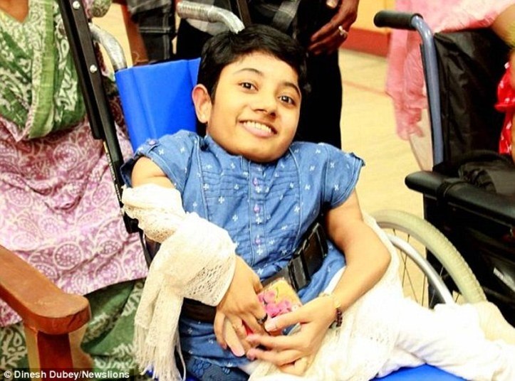 Dhanya Ravi já se acostumou. Aos 27 anos, sempre que quebra um osso de seu corpo, ela evita dar gritos. Cerra os punhos, se senta e espera a dor passar, para não assustar sua mãe. As informações são do Daily Mail