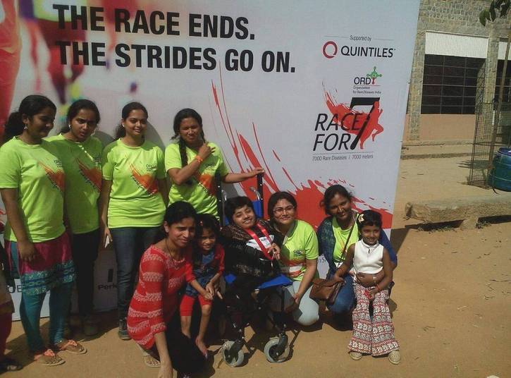 Agora, as coisas boas. O amor da família (os pais se chamam Ravi e Nirmala) é um antídoto invencível. Ela também se esforça e consegue manter o ânimo em várias ocasiões. O surgimento do WhatsApp ajudou