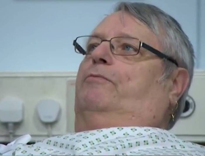 Durante a entrevista ao canal ITV, Colin mostrou para a câmera seus testículos e o que sobrou de seu pênis — além das cicatrizes da cirurgia