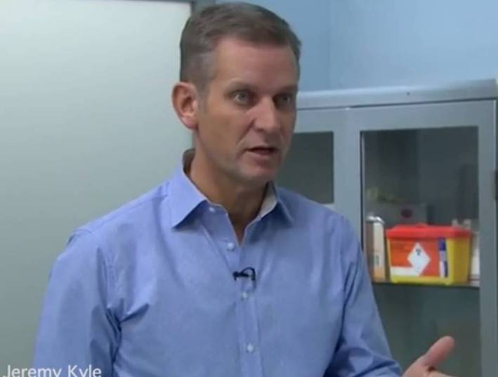 Agora, o homem precisa se sentar se quiser urinar. — Caso contrário, os sapatos molham