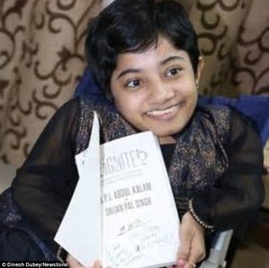 Dhanya tinha apenas dois meses de idade quando, chorando constantemente, seus pais a levaram de volta para o hospital e os médicos descobriram uma fratura na coxa