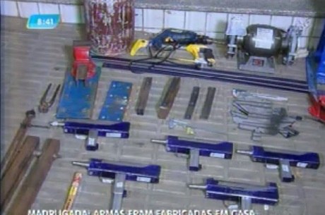 Submetralhadoras e ferramentas utilizadas na produção das armas foram apreendidas na casa onde o suspeito morava