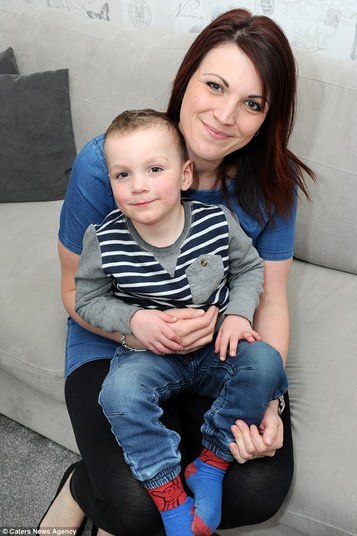 Em 8 de dezembro, o menino recebeu alta. As cicatrizes são quase imperceptíveis, contudo, segundo Tammy, o menino teve que reaprender ações básicas do dia-a-dia como andar, falar e comer. — Era como se eu tivesse um recém-nascido em casa. Tive que ensinar tudo de novo ao meu filho e ele demorou dois meses para conseguir voltar a viver como uma criança normal