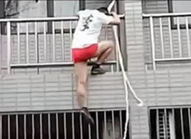 Desce com a ajuda do que parece ser uma corda improvisada