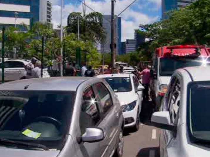Valdete saiu cedo de casa, com o cunhado. Ela estava ansiosa
para visitar a filha internada. Assim que o cunhado a deixou na entrada da
emergência e foi estacionar o carro, a mulher começou a passar mal e foi
amparada por guardadores de veículos, que correram para buscar socorro no
hospital, mas contam que foram orientados a pedir ajuda ao Samu (Serviço de
Atendimento Médico de Urgência). A idosa não resistiu e, quando o Samu chegou,
foi para atestar o óbito de Valdete