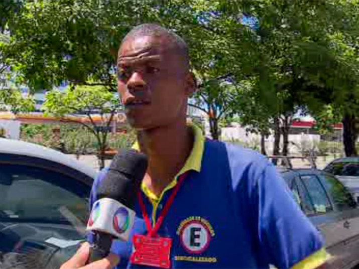 O guardador de carro Erivando Santos disse que pediu socorro ao chefe de segurança do hospital e ele falou que não podia fazer nada, que precisava chamar o Samu.— Ela estava vivam ainda arrumei um sombreiro para ela não tomar sol na cara (sic)