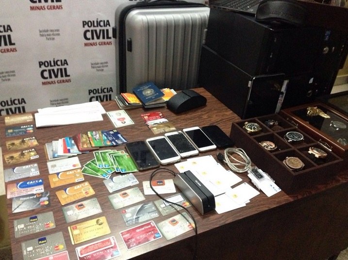 Durante as buscas, os agentes encontraram uma máquina de clonagem de cartões, vários cartões de crédito, matrizes para confecção de cartões, talões de cheque falsificados, computadores, aparelhos de telefone celular, além de diversos chips de operadoras de telefonia