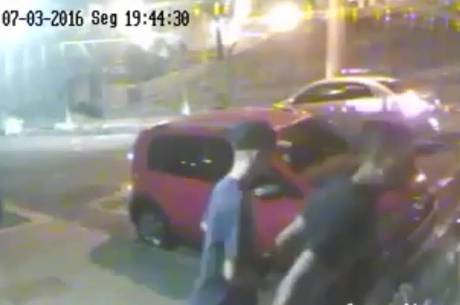 Suspeitos agiram com brutalidade e apontaram arma para as vítimas