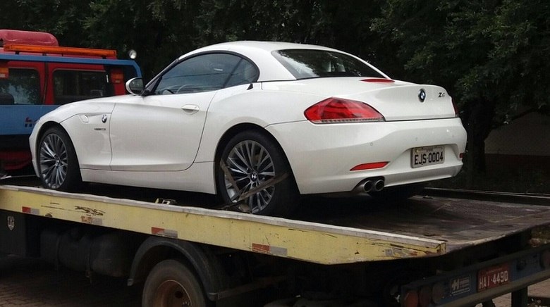 A polícia ainda achou diversos documentos de veículos, artigos de luxo adquiridos de forma fraudulenta, como relógios, perfumes e óculos de sol. Uma BMW conversível, avaliada em R$ 150 mil, também foi apreendida