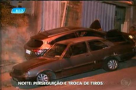 Veículo foi abandonado no alto de um morro, desceu a rua desgovernado e atingiu um carro que estava estacionado