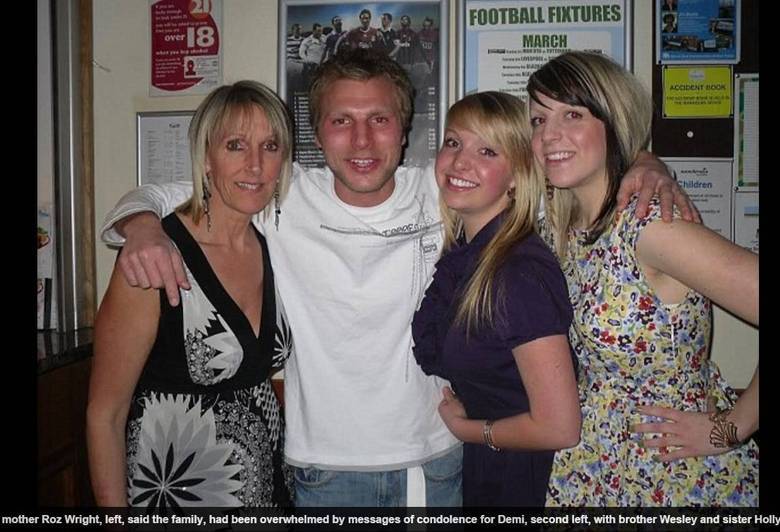 Porém, depois, os especialistas descobriram que estava com o
tumor. A jovem foi internada, mas sua condição piorou rapidamente. O pai de
Demi disse que o câncer foi devastador e relembra a morte da filha.
— Quando descobrimos que o câncer era terminal,
ela me deu um grande abraço e disse que tudo iria ficar bem. Mas, no dia
seguinte, ela morreu