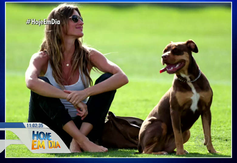 A
top brasileira também cuida da pit bull Lua, que sempre dá as caras na internet
