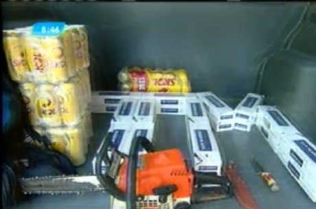 Suspeitos roubaram cerveja, cigarro e dinheiro