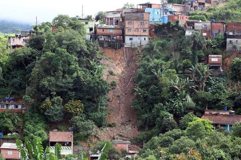 De acordo com o Corpo de Bombeiros, 13 mortes foram por deslizamento de terra — sendo nove em Francisco Morato e quatro em Mairiporã — e duas por afogamento, uma em Guarulhos e outra em Cajamar