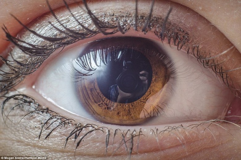 Para divulgar o projeto, Andrei deu o nome de Olhe em meus Olhos para sua coleção de imagens