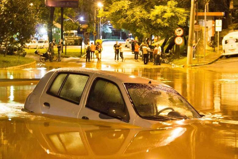 Na foto, alagamento no centro de Caieiras, na
Grande São Paulo. Pessoas ficaram ilhadas,
veículos ficaram submersos e alguns foram arrastados pelas águas