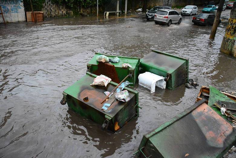 Na foto, ponto de alagamento na Rua piemonteses, no Jardim do Lago, em São Paulo (SP), nas proximidades do acesso à Raposo Tavares