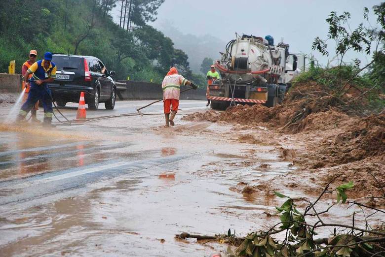 A pista expressa da Via Dutra, que
liga São Paulo ao Rio de Janeiro, ficou bloqueada no km 191, sentido Rio, na
altura da cidade de Santa Isabel (SP). Uma queda de barreira provocou a
interdição no início da madrugada desta sexta-feira, informou a
concessionária NovaDutra