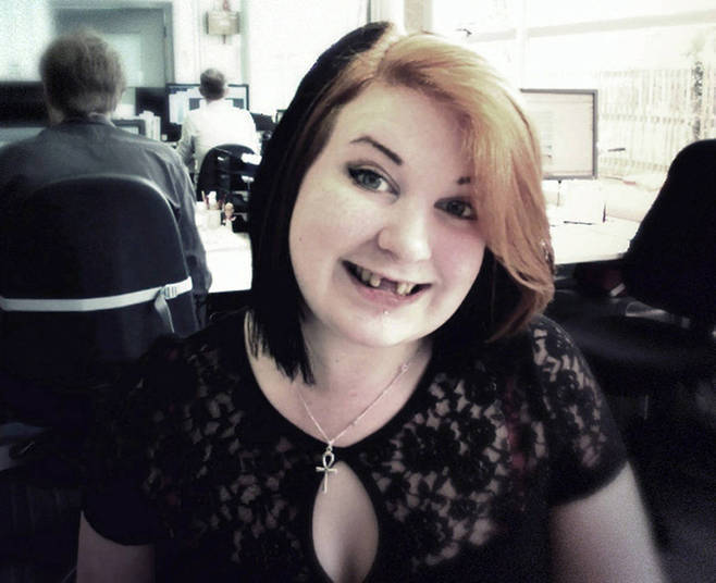 Depois que seu namorado chamou uma ambulância, a jovem foi levada para um hospital da região e passou por uma série de exames — inclusive raios-X e uma ressonância magnética.— Eu tinha quebrado meu nariz, mas de uma maneira que ele não precisava de cirurgia. Também perdi completamente meus dois dentes da frente, e dois terços de um terceiro