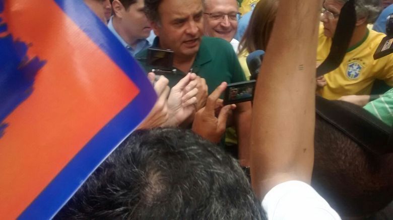Geraldo Alckmin e Aécio Neves chegam à Paulista sob vaias e gritos de “corruptos” e 
