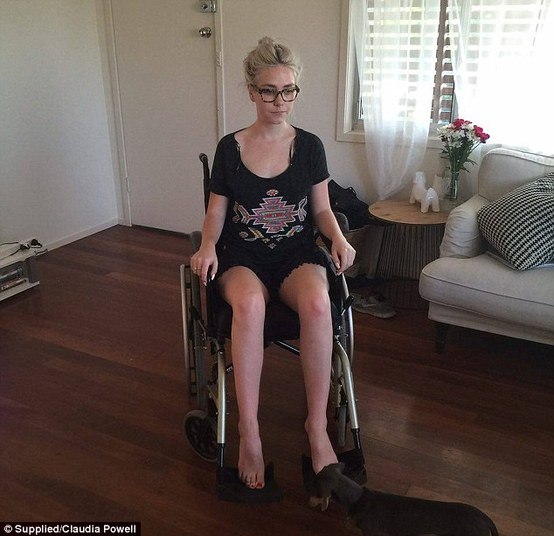 Não obstante, Claudia tem outra doença que também dificulta bastante seu modo de viver: a Pots (Síndrome de Taquicardia Postural Ortostática, na sigla em
inglês). A anomalia impossibilita que a jovem fique em pé por algum tempo, fazendo com que uma simples ida ao banheiro possa resultar em um desmaio. Ela resume a doença em uma frase:— [A Pots] é basicamente uma alergia a ficar de pé