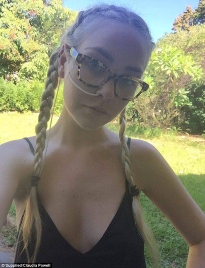 Logo depois de descobrir as doenças, Claudia criou o blog “Doente e cansada: como é viver com uma doença crônica aos 19 anos (Sick & Tired – Living with Chronic Illness at 19)”, onde relata seu cotidiano e a dificuldade de viver sem perspectiva de cura.O portal ganhou muitos seguidores depois de ela relatar suas dificuldades no Mês da Consciência sobre Endometriose. Hoje em dia, a jovem recebe diariamente mensagens de apoio. — Poucas mulheres se abrem sobre suas condições ginecológicas. Recebo muitos comentários elogiando o que estou fazendo, e isso me estimula a continuar para conscientizar outras pessoas 