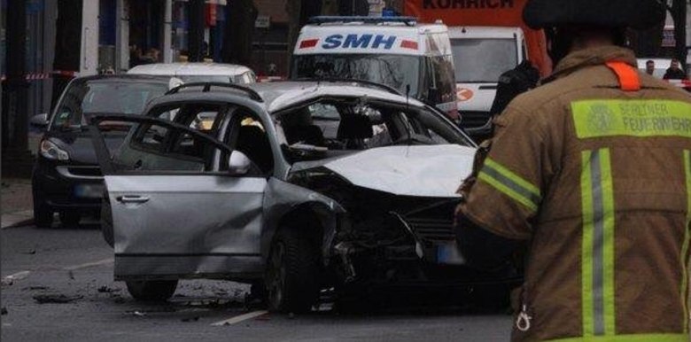 As forças de segurança do país disseram no Twitter que acreditam que um artefato explosivo causou a explosão. Eles afirmam crer que a bomba foi disparada quando o veículo estava sendo guiado por uma estrada no centro de Berlim na manhã desta terça-feira
