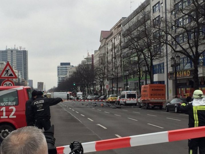 'Nossos investigadores acreditam que foi um dispositivo explosivo que causou a explosão do veículo', disse a polícia de Berlim, que isolou a área do incidente e pediu para a população local ficar em casa