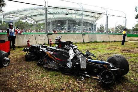 Carro de Alonso ficou completamente destruído após acidente