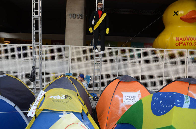 Manifestantes pró-impeachment continuam em frente ao prédio da Fiesp, na avenida Paulista, nesta segunda-feira (21). Algumas barracas continuam armadas, mas elas não atrapalham o trânsito na região