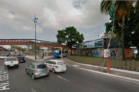 Uma guarnição da 1ª CIPM/Pernambués realizava rondas na Estação Rodoviária quando desconfiou de três indivíduos em um veículo