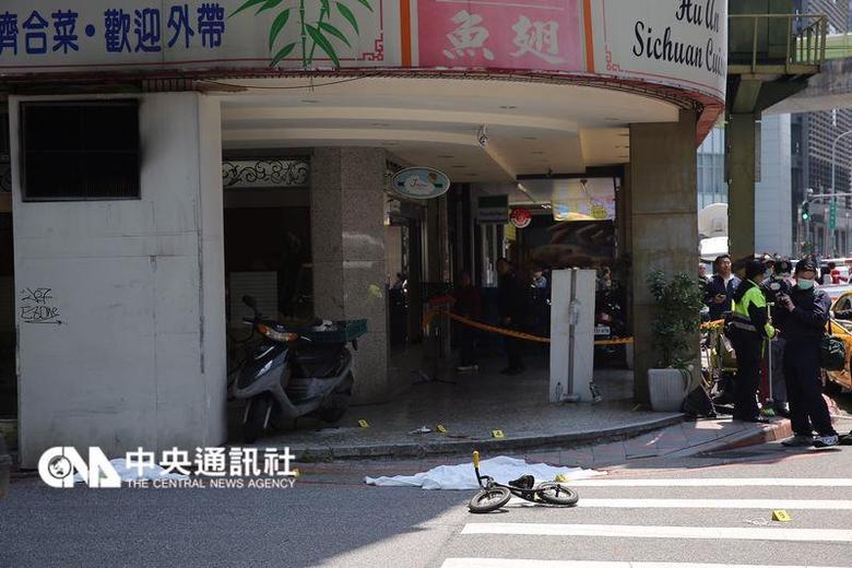 Imagens da mídia local mostram o corpo decapitado na calçada coberto de um pano branco e perto de uma bicicleta infantil