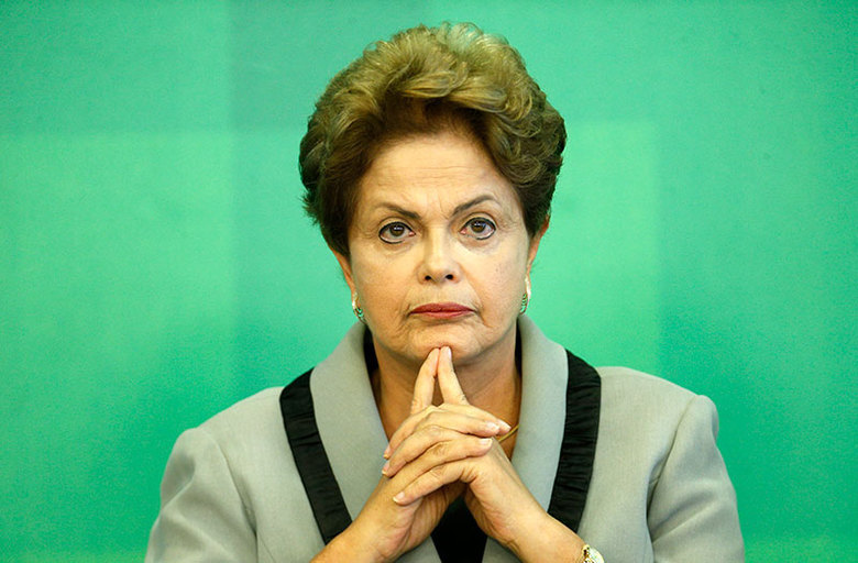 Com o afastamento de Dilma Rousseff, que deve ocorrer após a
votação prevista para a noite desta quarta-feira (11) no Senado, a gestão petista
iniciada em 2002 com a posse do ex-presidente Luiz Inácio Lula da Silva será
interrompida.

Diversos erros de Dilma, tanto no campo político como no campo
econômico, contribuíram para a situação. 

A falta de jogo de cintura da presidente para lidar com
políticos fez com que tanto deputados como senadores, pouco a pouco,
abandonassem a base aliada. 

A má relação com o Congresso impediu também que Dilma
conseguisse realizar o ajuste fiscal para corrigir os erros de sua política
econômica. O desemprego e a inflação ampliaram nas ruas o número de pessoas contrárias
ao seu governo, que começou com boa aprovação e chegou recentemente a rejeição
recorde.

Confira, a seguir, os sete erros de Dilma que contribuíram
para que os parlamentares se mostrassem dispostos a afastá-la.