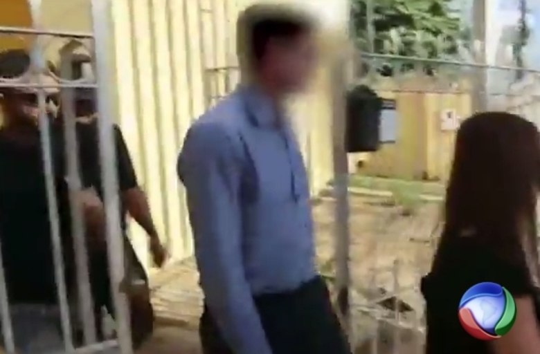 A Polícia Civil apresentou na quarta-feira (6) o dermatologista Linton Wallis Figueiredo Souza, de 48 anos. Ele foi preso no dia anterior em Montes Claros, no norte de Minas, suspeito de sedar pelo menos duas pacientes durante uma cirurgia estética laser e abusar sexualmente das mulheres, todas virgens.Segundo a delegada Karine Maia Costa, as investigações tiveram início em março deste ano, quando um estudante de direito, de 21 anos, denunciou à polícia as suspeitas. A vítima contou que, no dia 17 de março, compareceu à clínica de Linton, onde foi sedada por via oral para realização de uma cirurgia estética do tipo “genesis”.
