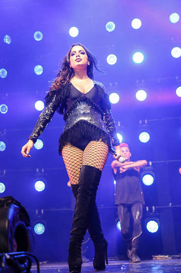 Por onde quer que passe, Anitta é sempre um grande acontecimento. Ainda assim, quase tão relevante quanto sua carreira, são suas intervenções físicas. A última, que agitou os noticiários e as redes sociais, foi o preenchimento labial que fez