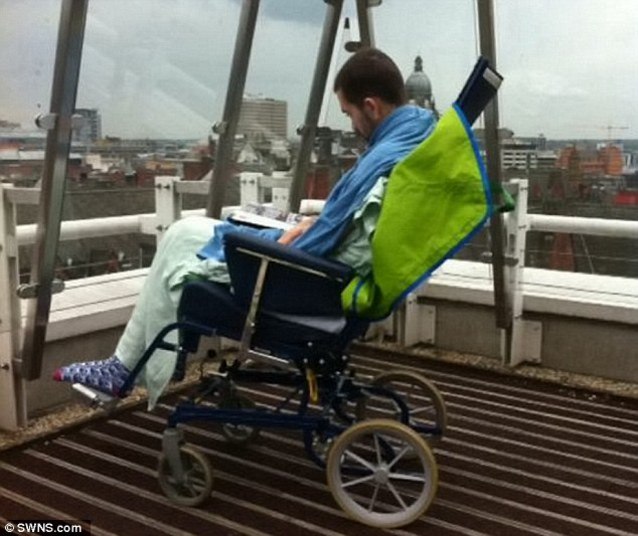 Depois, Valentine teve que reaprender a fazer o básico, como falar e usar o banheiro, e precisou de uma cadeira de rodas para se locomover por um tempo