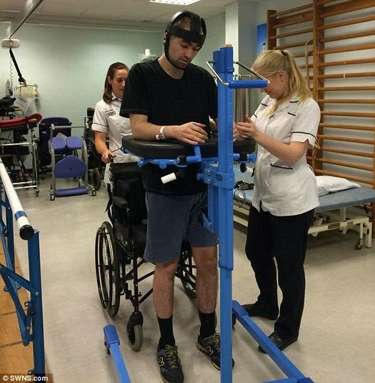 Ele passou seis meses em um centro de avaliação neurológica — onde teve que usar um capacete para proteger a parte exposta do crânio