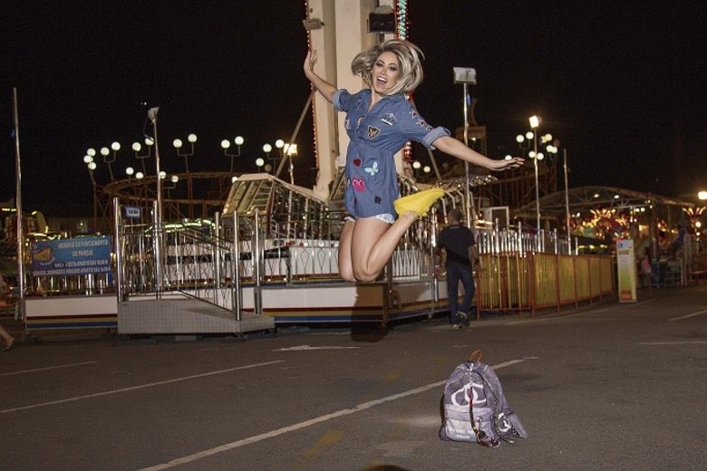 Na foto, é possível ver como a modelo se divertiu durante o ensaio
