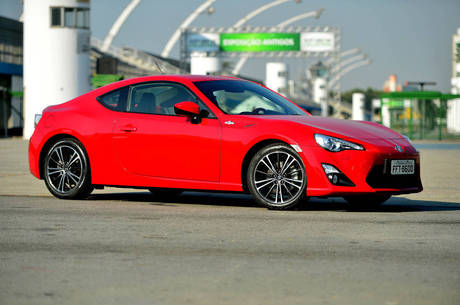 A primeira impressão, o GT86 assusta com o visual superesportivo