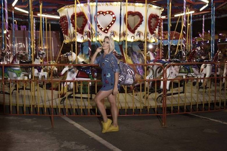 Carol Narizinho mostrou toda sua beleza, boa forma e estilo durante um ensaio para a nova coleção de uma grife. O ensaio aconteceu em um parque na zona norte do Rio de JaneiroAcesse o R7 Play e assista à programação da Record quando quiser