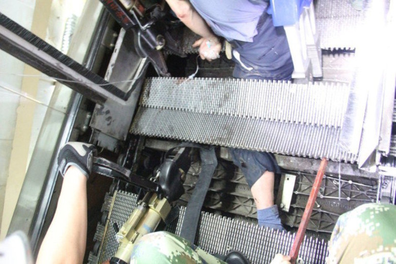 De acordo com informações do portal NetEase, um dos degraus do equipamento simplesmente cedeu, deixando a perna esquerda do homem presa no fosso da escada rolante
