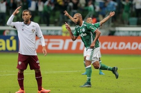 Mesmo suspenso, Cuca mexe bem no time e Palmeiras passa pelo Fluminense 