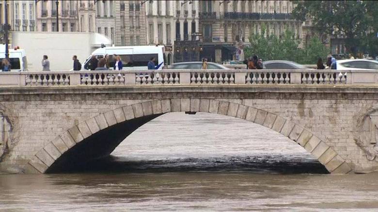 No rio Sena, que deve subir 6 m acima do seu nível normal, barreiras foram erguidas e barcos turísticos foram proibidos. Linhas de metrô foram suspensas.