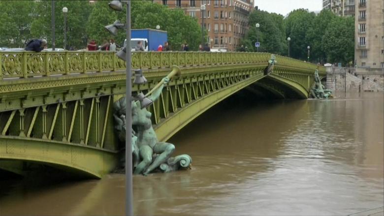 Os famosos museus do Louvre e d’Orsay fecharam as portas para que especialistas levem obras de seus acervos para locais protegidos das águas