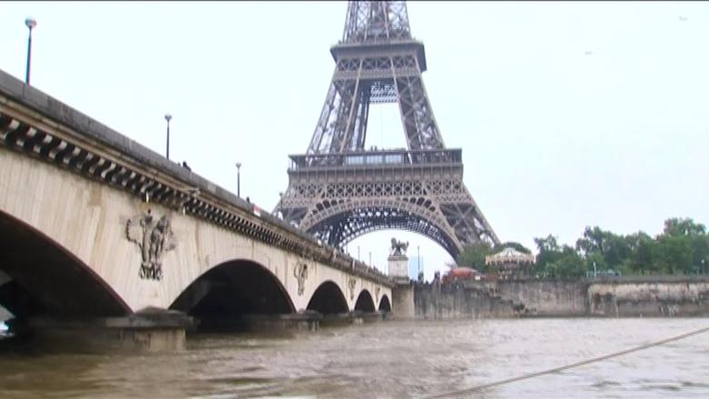 O acúmulo de águas após chuvas torrenciais alterou cartões postais da capital francesa nesta sexta-feira (3)