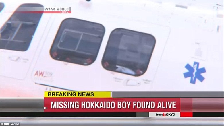 Após ser descoberto pelas forças militares, o menino foi levado de helicóptero para o hospital