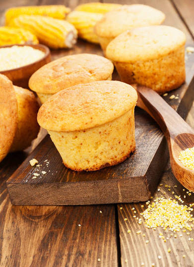  Bolo de fubá O milho é uma boa fonte de vibras e vitamina A, mas é rico em carboidratos e com elevado teor energético — 100g tem 350 calorias. Contudo, a especialista aconselha que, para não estragar a dieta, uma opção é substituir o leite integral por desnatado e o açúcar por adoçante na hora do preparo, reduzindo o valor calórico para 222 kcal